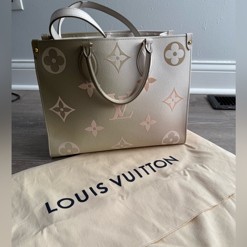 LOUIS VUITTON Monogram Giant Spring In The City Onthego MM Sunset Kaki